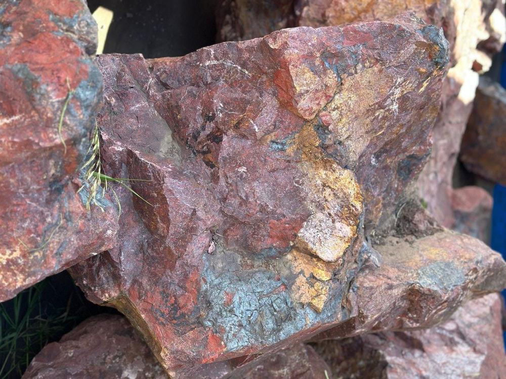 Камни для ландшафтного дизайна красно-фиолетовые 10-60 килограмм купить в Майкопе