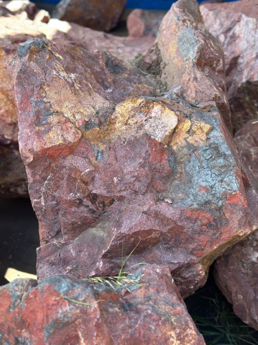 Камни для ландшафтного дизайна красно-фиолетовые 10-60 килограмм купить в Майкопе