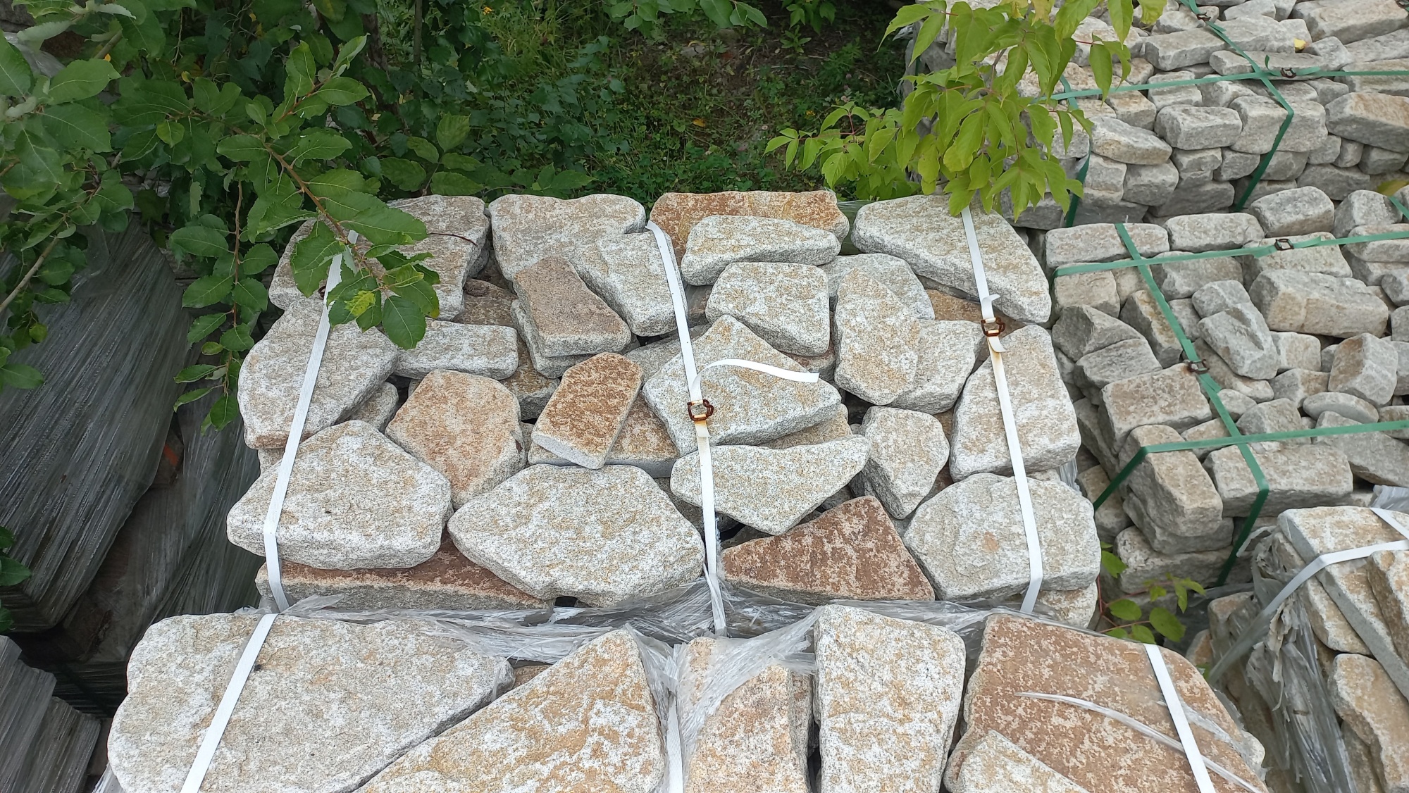 Плитняк галтованный гранитный для ландшафтного дизайна купить в Майкопе