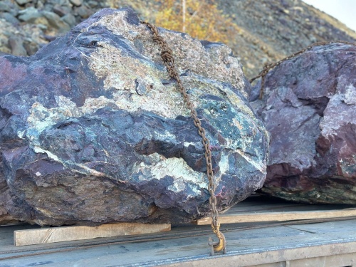 Огромные красно-фиолетовые валуны для ландшафтного дизайна весом более 5 тонн купить в Майкопе