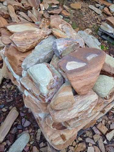 Златолит жёлтый, жёлто-зелёный глыбки и валуны для ланшафтного дизайна купить в Майкопе