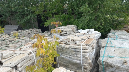 Плитняк галтованный гранитный для ландшафтного дизайна купить в Майкопе