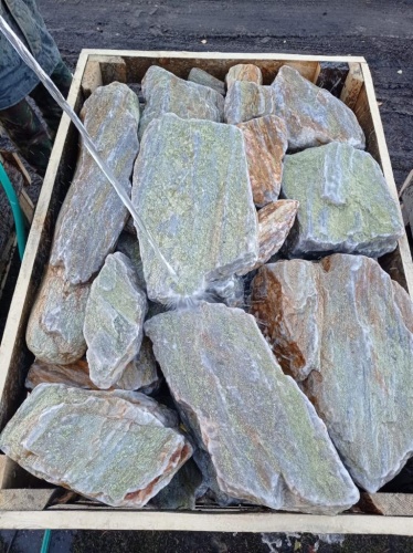 Златолит жёлтый, жёлто-зелёный глыбки и валуны для ланшафтного дизайна купить в Майкопе