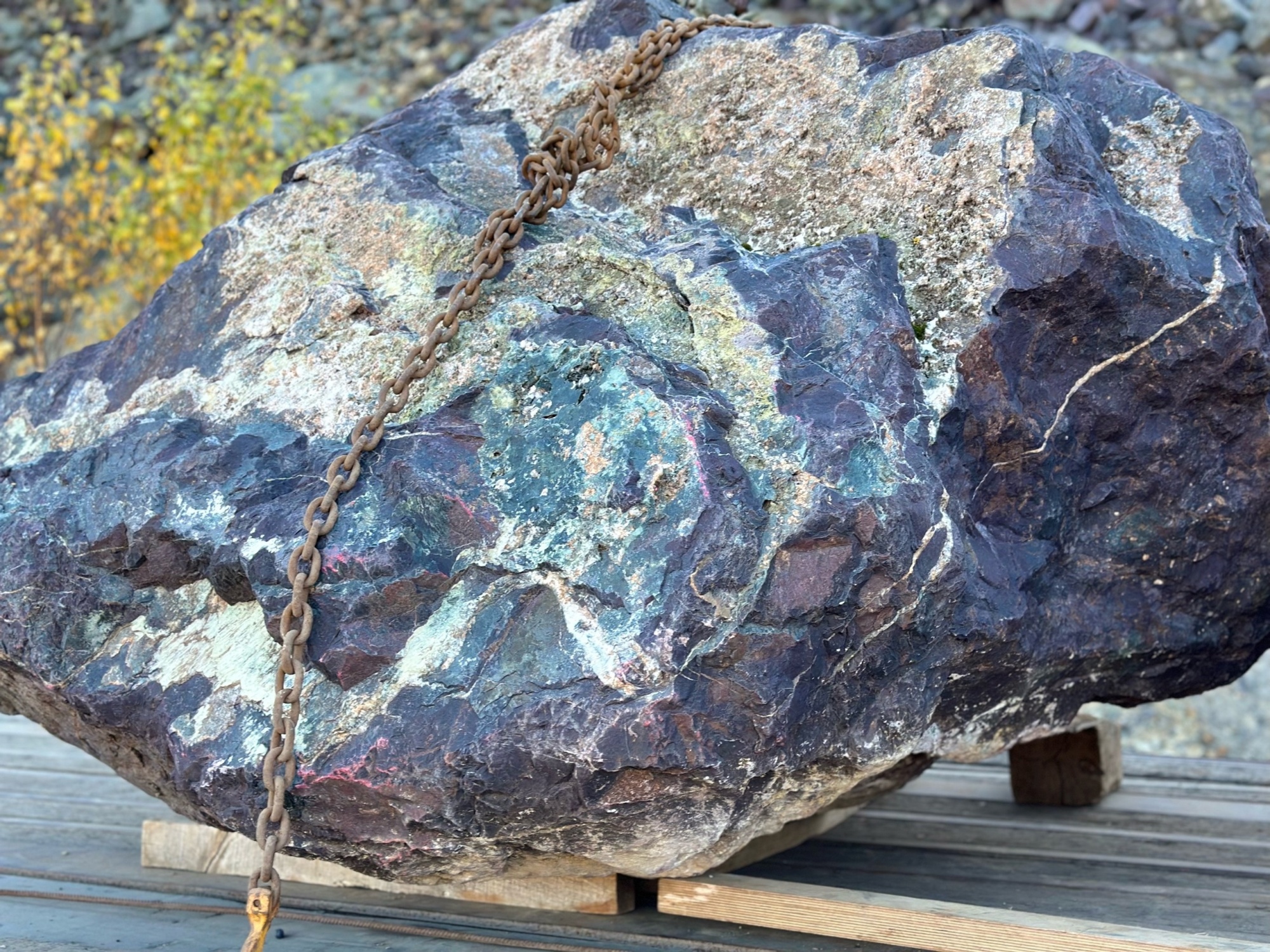 Огромные красно-фиолетовые валуны для ландшафтного дизайна весом более 5 тонн купить в Майкопе