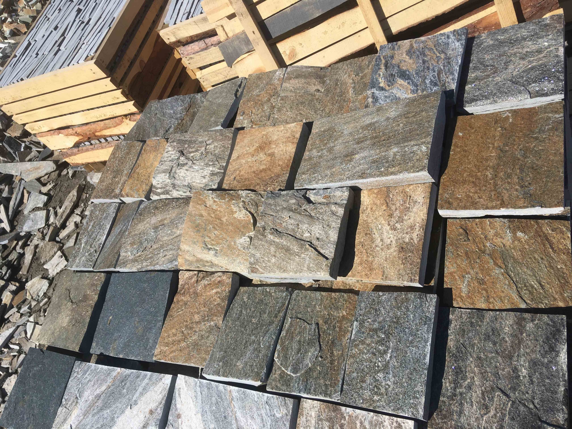 Плитка пилёная златолит Уральский для цоколя, отмостки купить в Майкопе