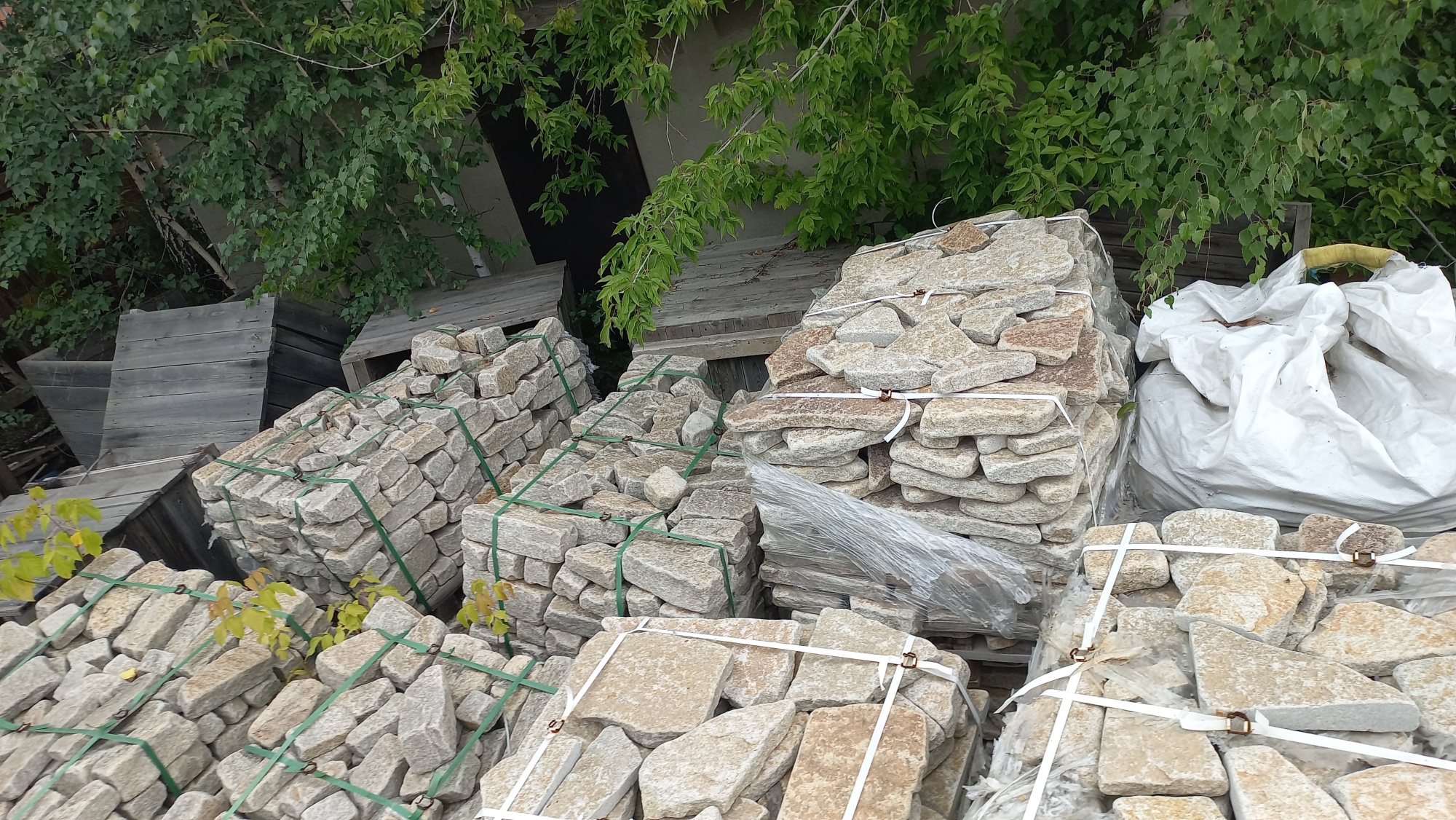 Плитняк гранитный галтованный купить в Майкопе