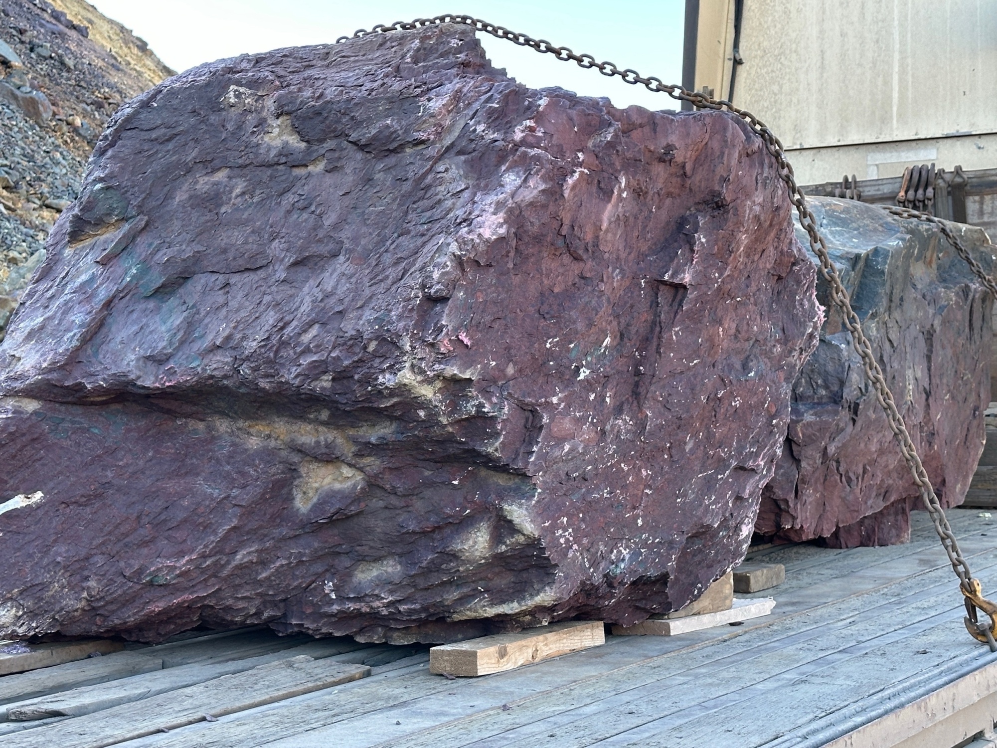 Огромные красно-фиолетовые валуны для ландшафтного дизайна весом более 5 тонн купить в Майкопе