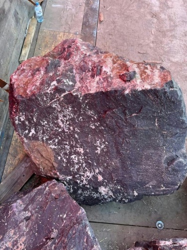 Камни для ландшафтного дизайна красно-фиолетовые 10-60 килограмм купить в Майкопе