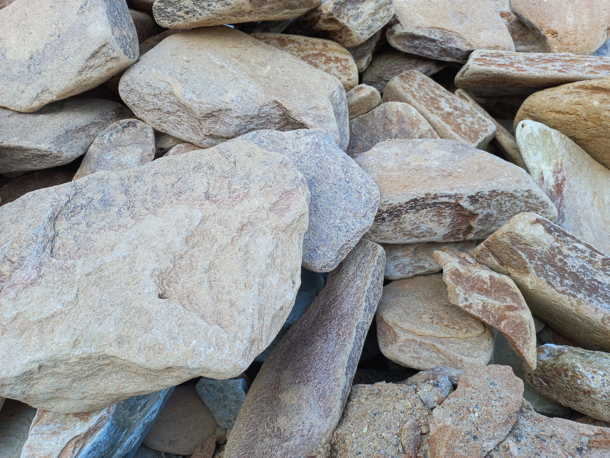 Златолит жёлтый, жёлто-зелёный глыбки и валуны для ланшафтного дизайна купить в Майкопе