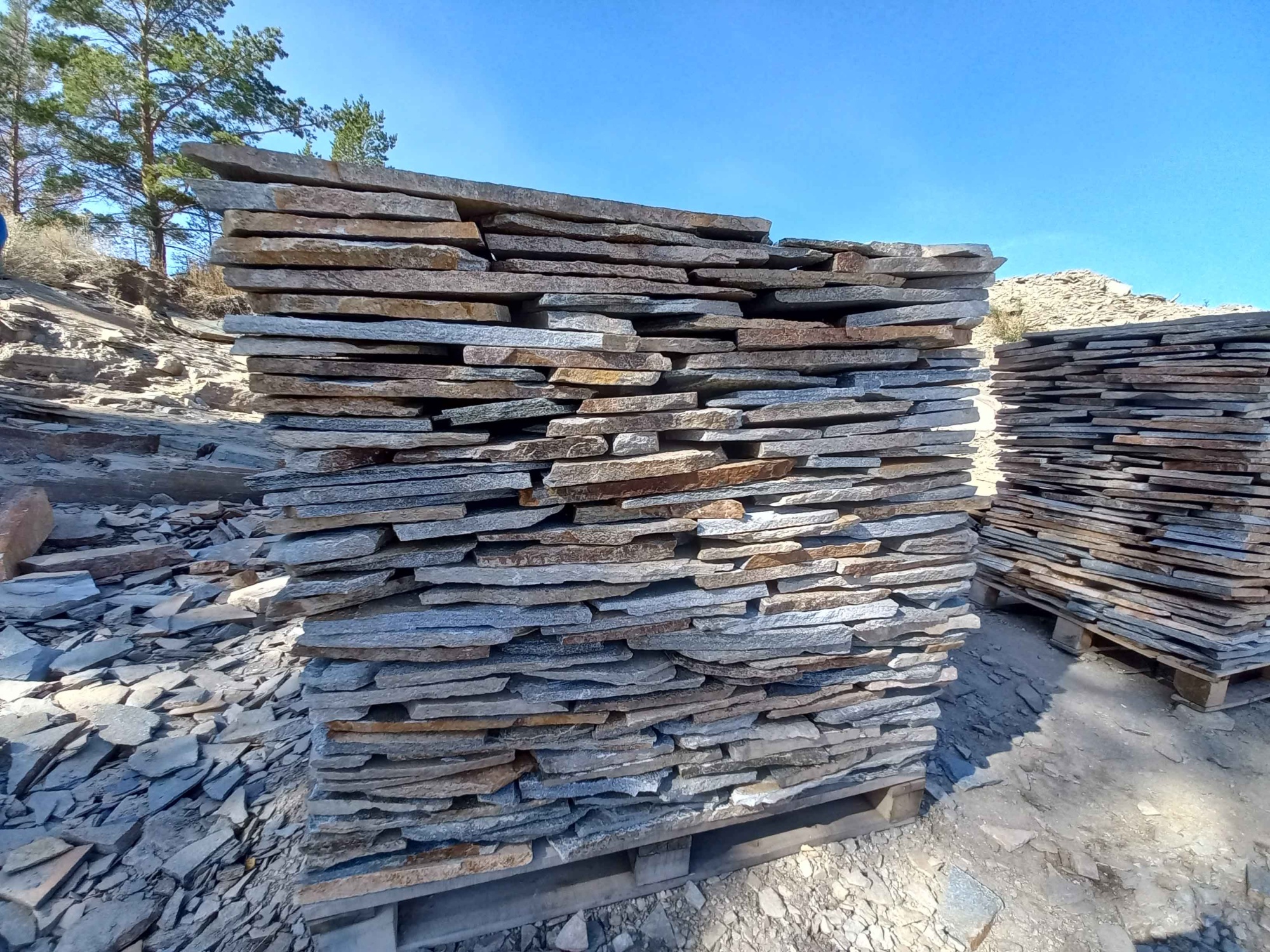 Плитняк златолит серебристый для фасада купить в Майкопе