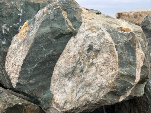 Гигантские зелёные валуны для ландшафтного дизайна весом более 5 тонн купить в Майкопе