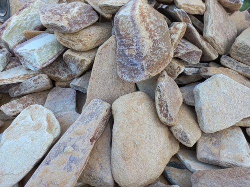 Златолит жёлтый, жёлто-зелёный глыбки и валуны для ланшафтного дизайна купить в Майкопе