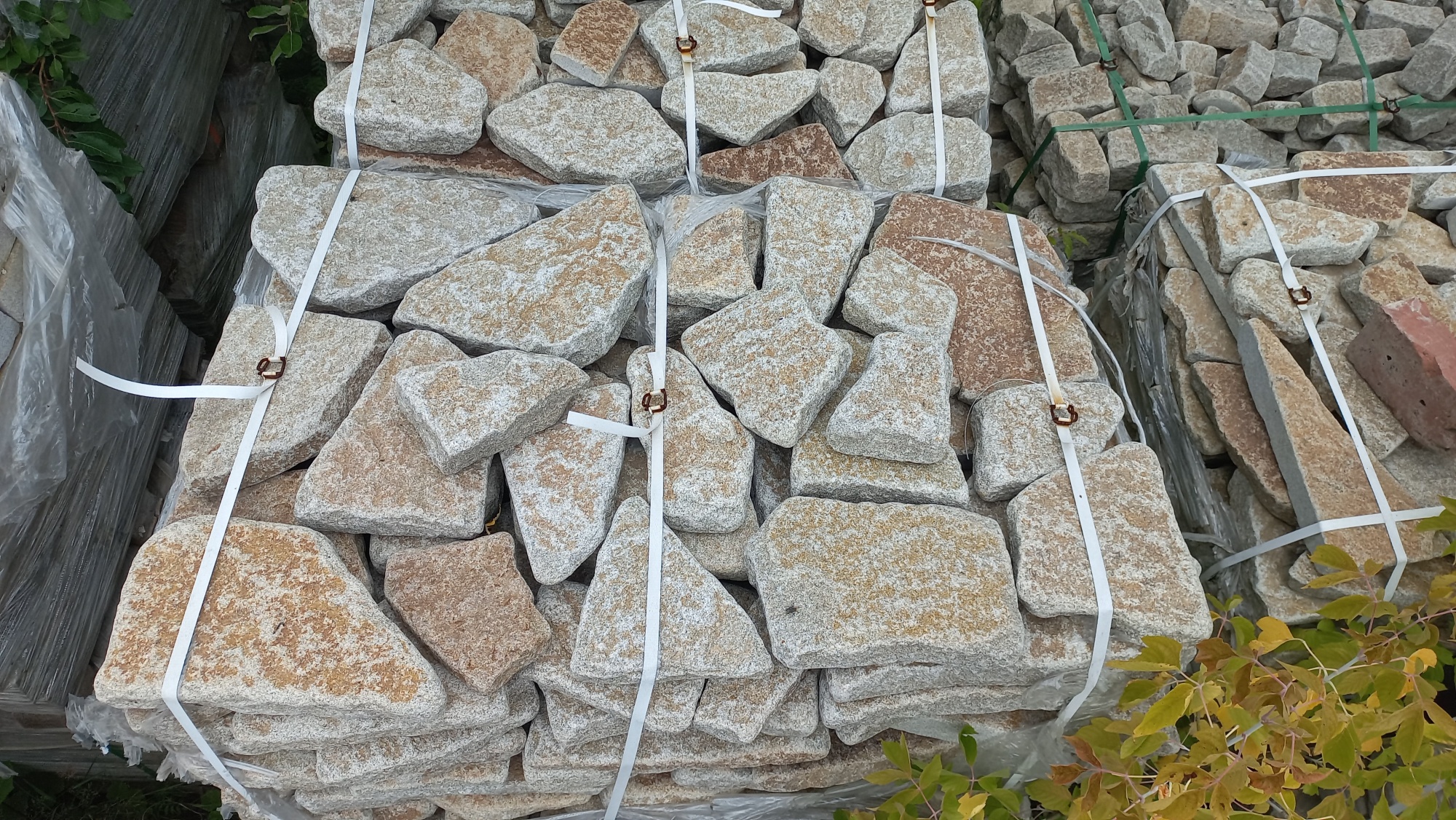 Плитняк галтованный гранитный для ландшафтного дизайна купить в Майкопе