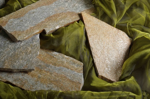 Плитняк златолит Уральский для цоколя, отмостки купить в Майкопе